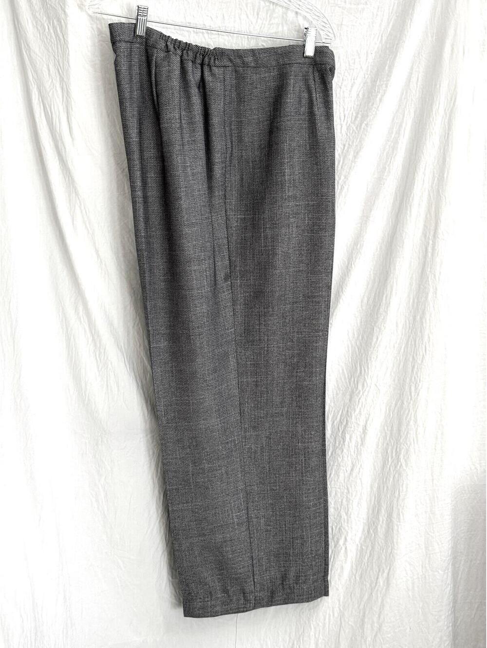🆕LISTING🆕 Le Suit Navy & White Slacks